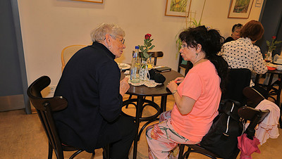 Zwei Frauen am Tisch unterhalten sich