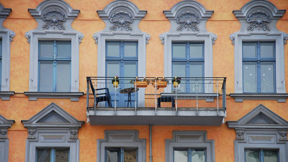 Blick auf Balkon eines Wohnhauses