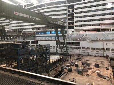 Die Meyer Werft mit zwei Schiffen im Bau