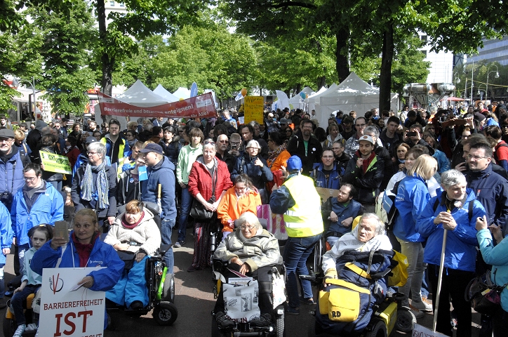 Menschen mit und ohne Behinderung auf einem Protestzug