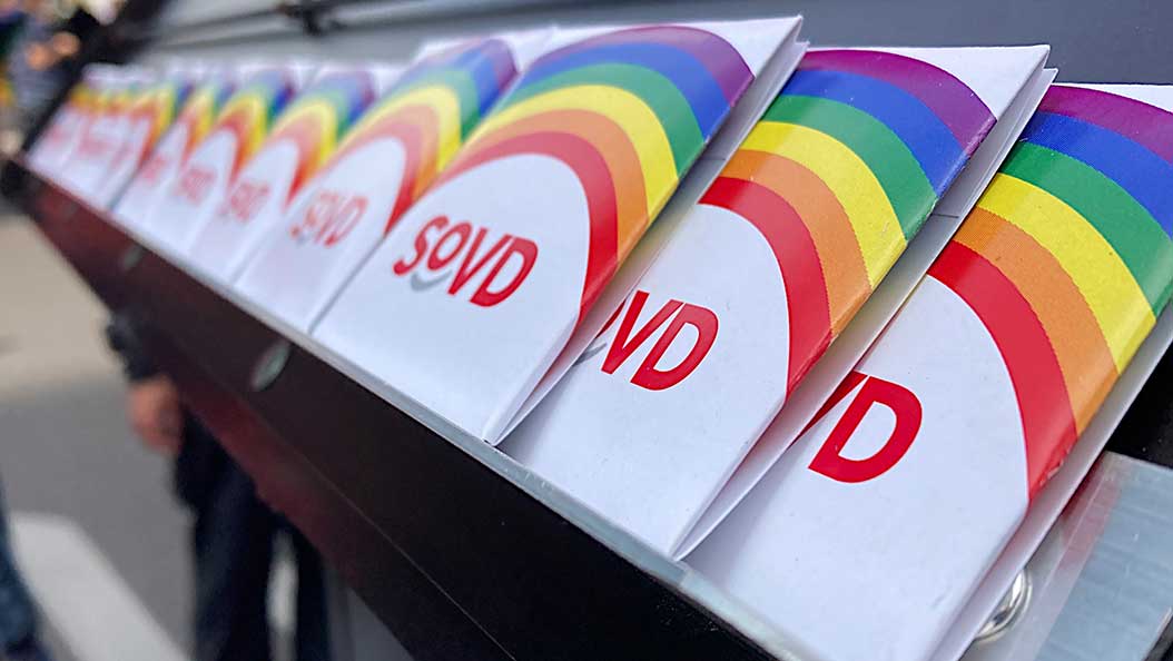 Kondompackungen mit SoVD-Logo und einem Regenbogen. 