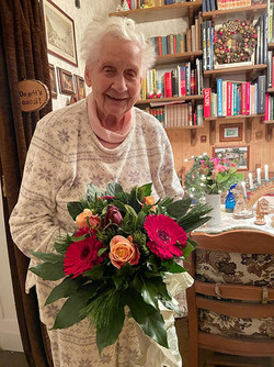 Eva-Maria Barnack mit Blumenstrauß