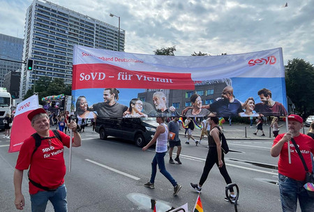 Menschen tragen Transparent "SoVD für Vielfalt"