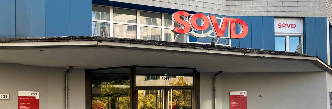Eingang der Landesgeschäftsstelle mit SoVD-Logo