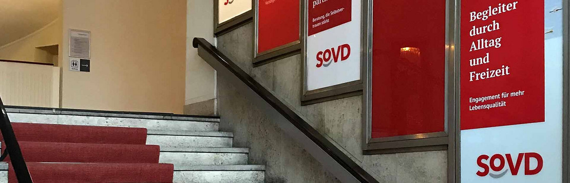 Treppenhaus mit SoVD-Plakaten