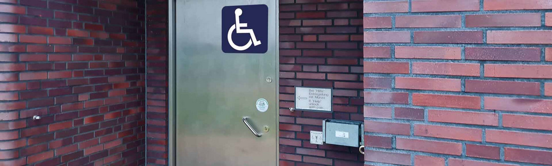 Tür eines Behinderten-WCs