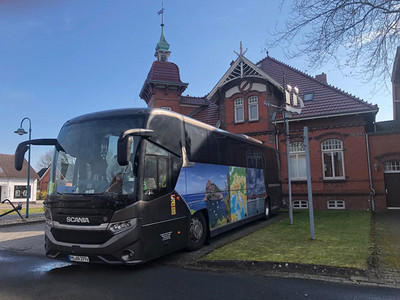 Der Bus vor dem Schifffahrtmuseum in Rauderfehn