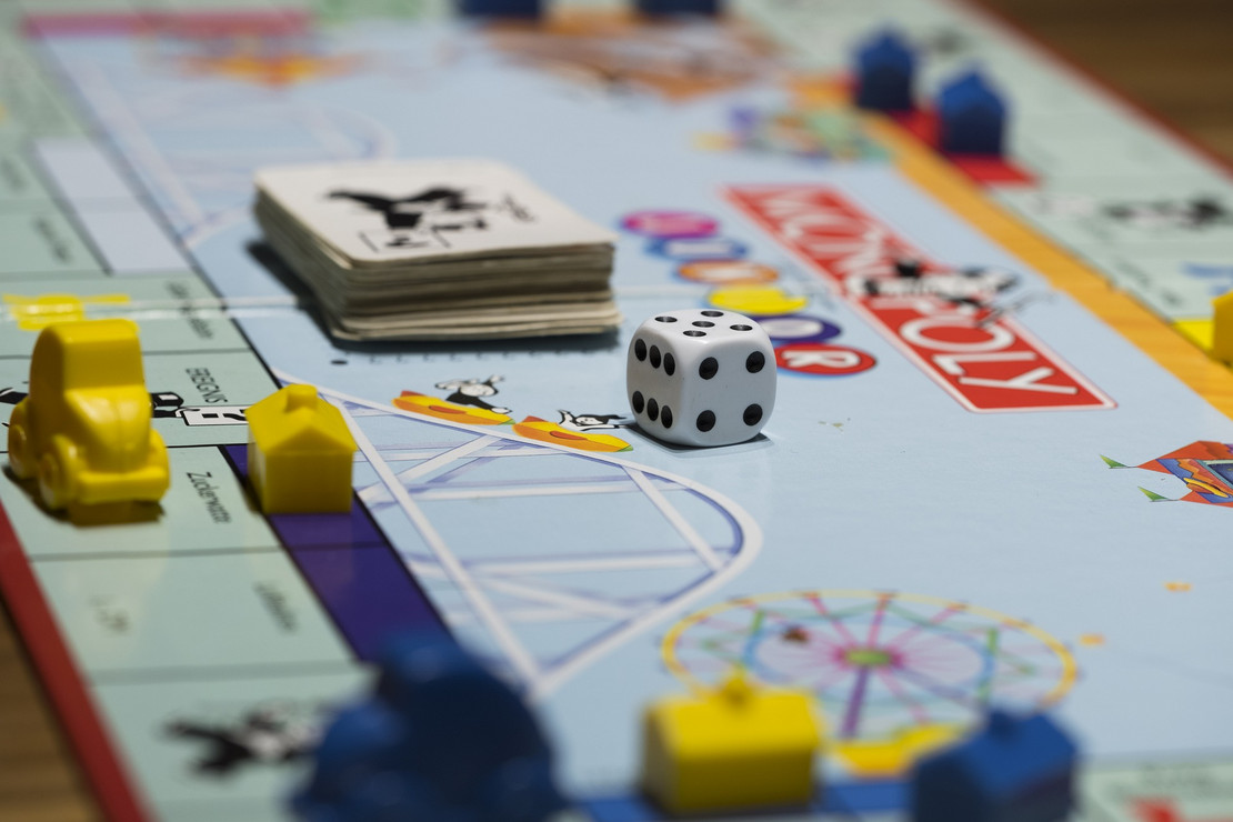 Spielbrett Monopoly mit Würfel, Steinen und Karten. Foto: Pixabay