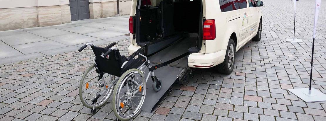 Rollstuhl an einem Inklusionstaxi