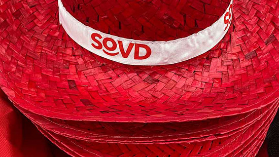 Rote Strohhüte mit SoVD-Logo