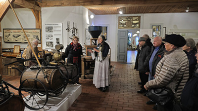 Die Reisegruppe des OV Charlottenburg besichtigt das Museum Altes Land