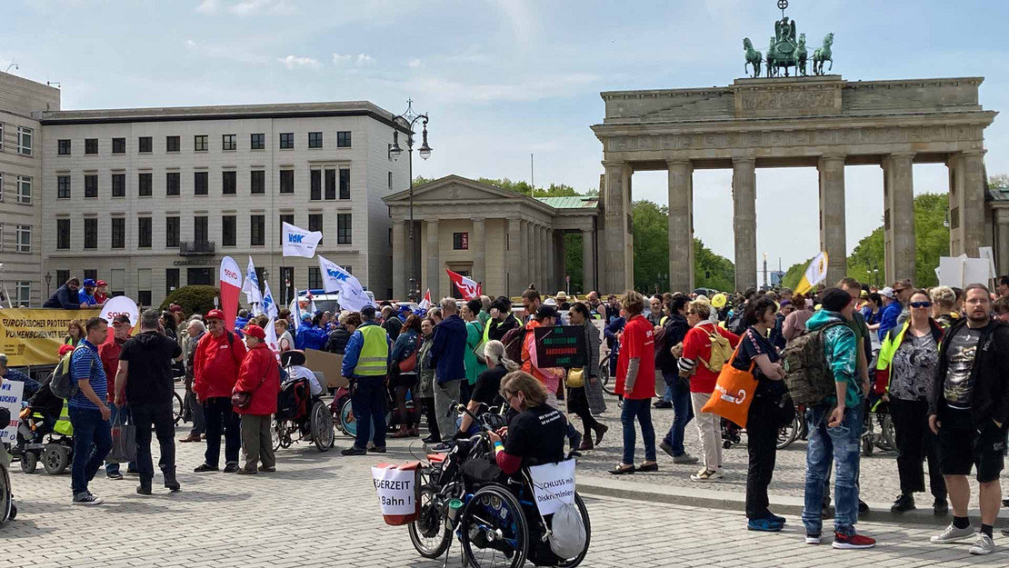 Menschenmenge vor dem Brandenburger Tor