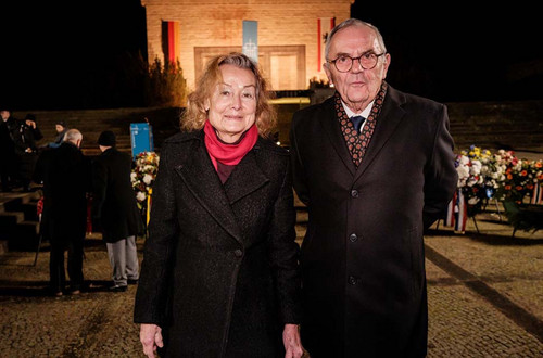 Zwei Personen in der Gedenkstätte Plötzensee