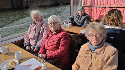Mitglieder bei der Hafenrundfahrt in Bremerhaven