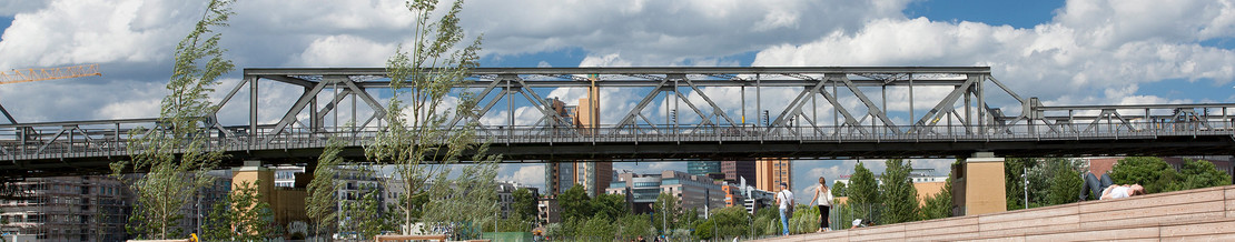 Blick auf die Brücke über den Park am Gleisdreieck