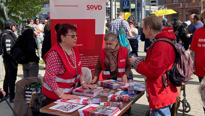 Gespräch am SoVD-Stand. 