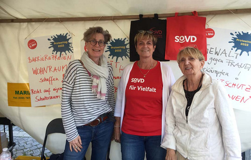 Drei Frauen am am SoVD-Stand.