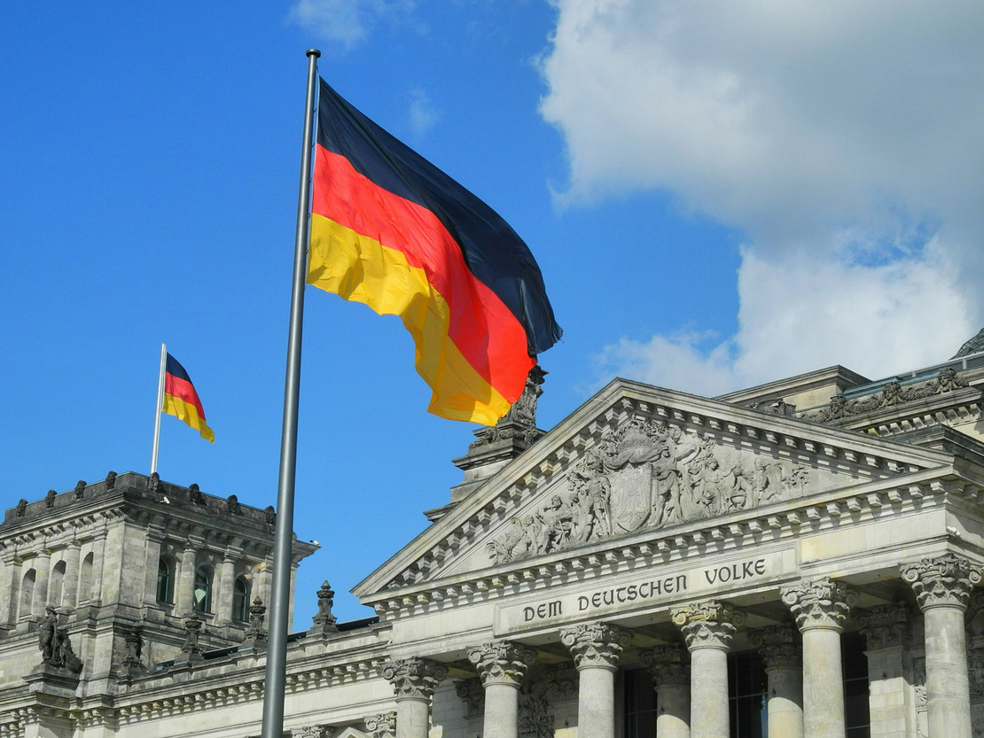 Deutsche Fahne vor dem Eingang zum Reichstag