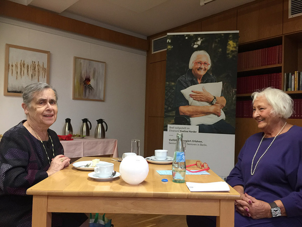 Marion Halten-Bartels vom Kreisverband Tiergarten-Wedding im Gespräch mit Eveline Harder von der Organisation „Silbernetz“. 