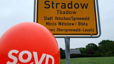 SoVD-Luftballon vor Ortsschild "Stradow"