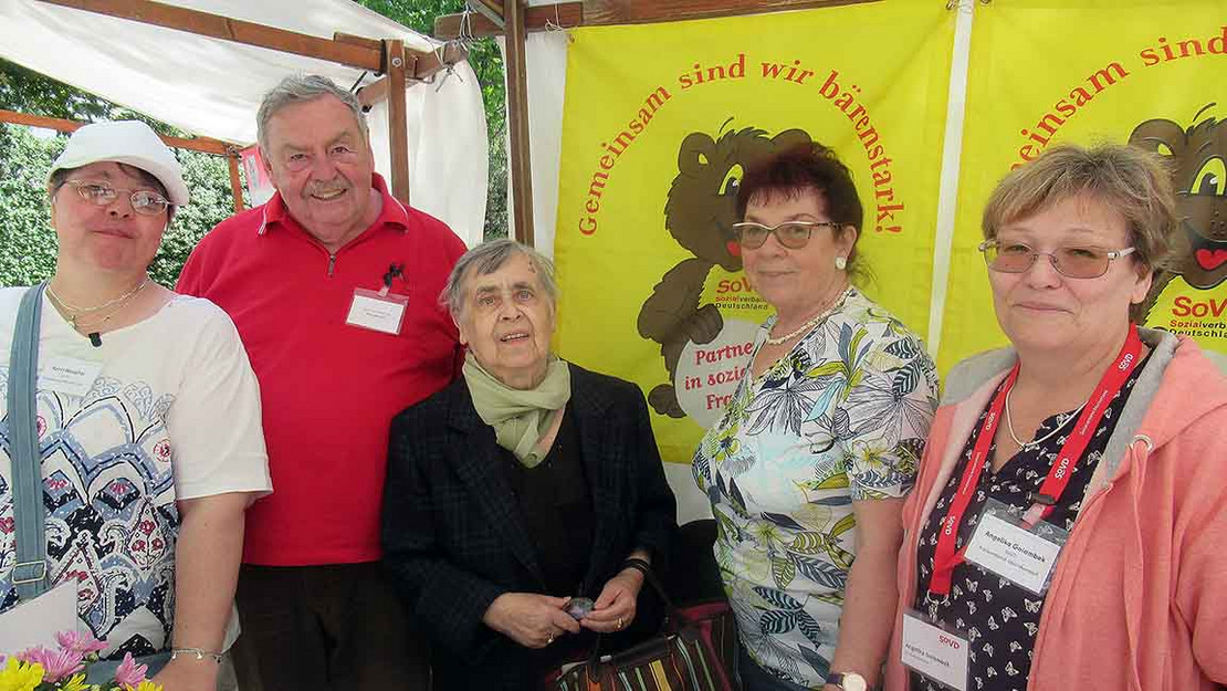 Fünf Personen am SoVD-Stand