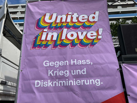 Plakat mit Aufschrift "United in love!"