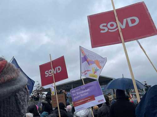 Schild mit SoVD-Logo in der Menschenmenge. 