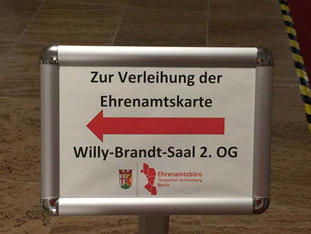 Schild "Zur Verleihung der Ehrenamtskarte"