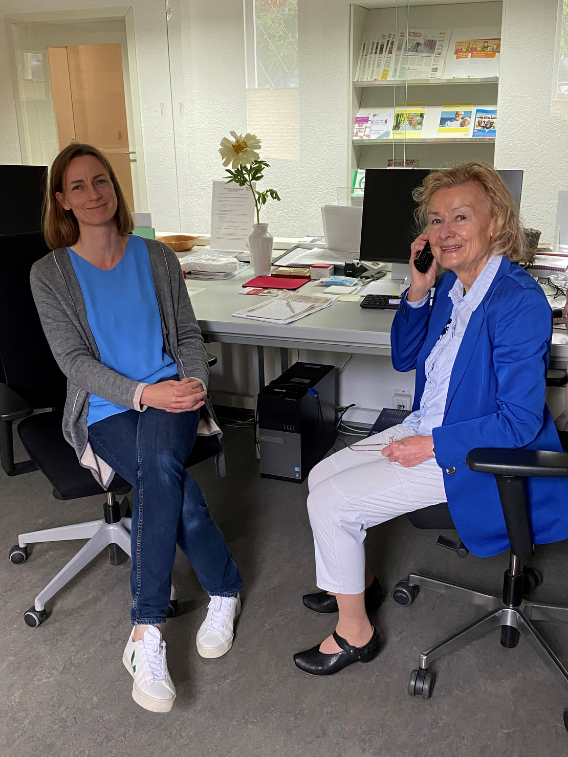 SoVD Fachanwältin Carina Meißner und die Landesvorsitzende Ursula Engelen-Kefer bei der Telefonaktion