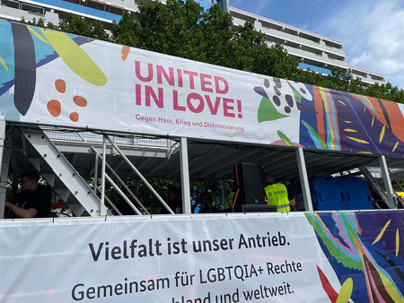 "United in Love"-Plakat