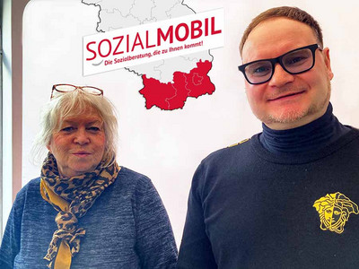 Frau und Mann vor dem Logo des SoVD-Sozialmobils
