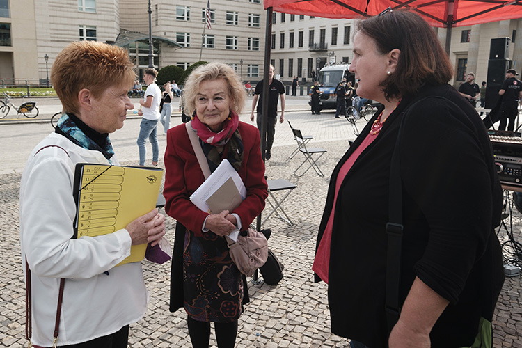 Von links: Petra Pau, Vizepräsidentin des Deutschen Bundestages, Prof. Dr.Ursula Engelen-Kefer, SoVD-Landesvorsitzende und Susanne Feldkötter verdi. 