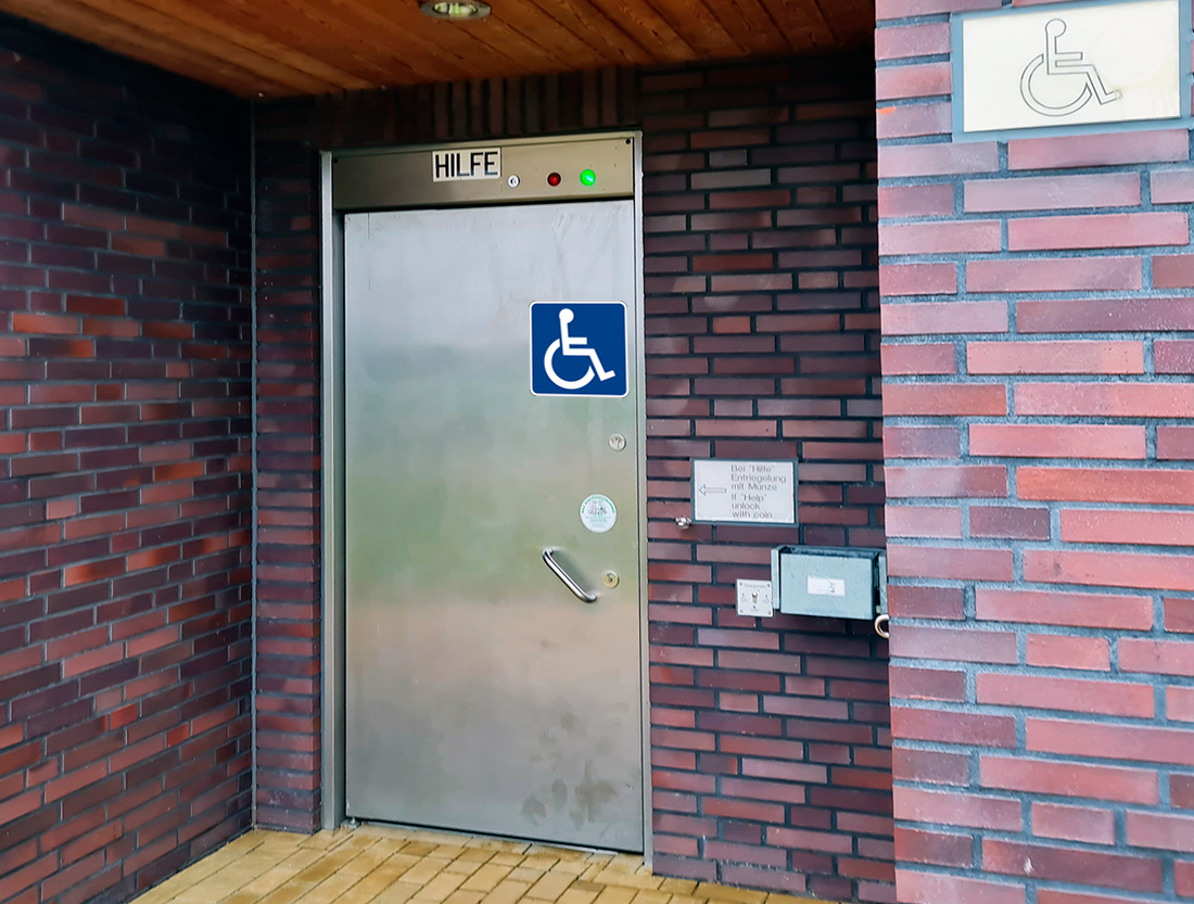 stählerne Tür einer Behindertentoilette