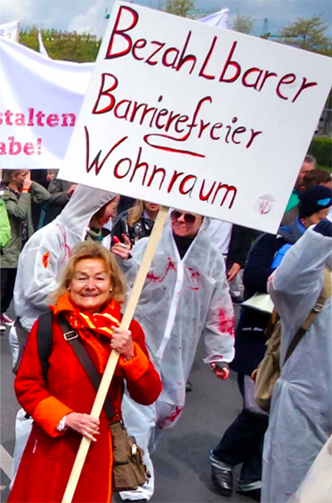 Landesvorsitzende Ursula Engelen-Kiefer auf einer Demonstration für bezahlbaren Wohnraum mit Plakat