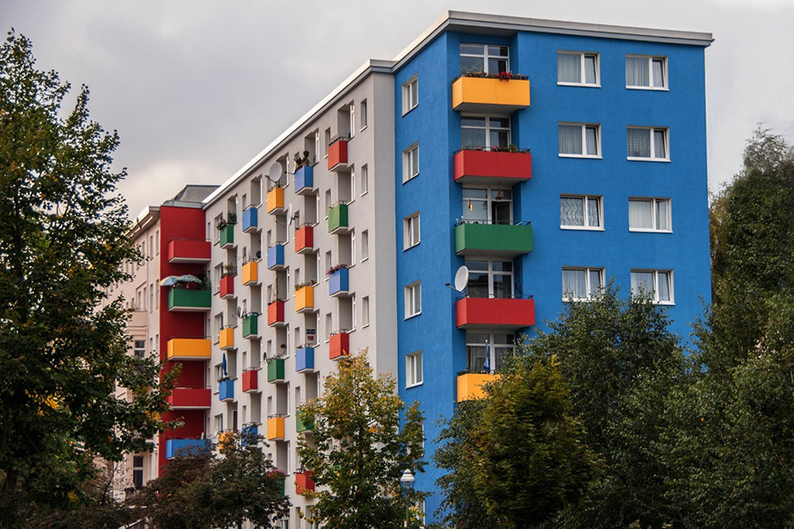 Bunt bemalter Hochhaus-Wohnblock