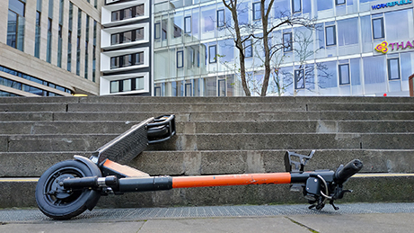 umgekippter E-Roller am Ende einer Treppe