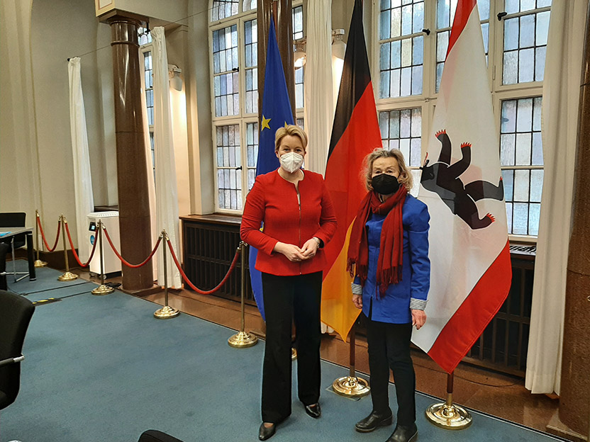 Berliner Bürgermeisterin Franziska Giffey und SoVD-Landesvorsitzende Ursula Engelen-Kefer 