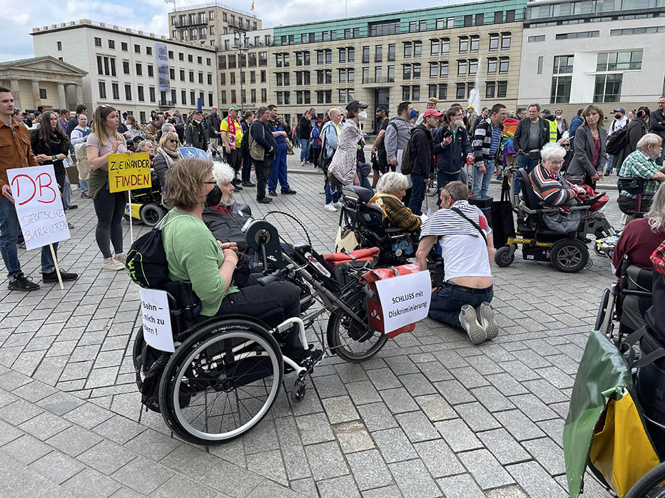 Rollstuhlfahrende Demonstrant*innen