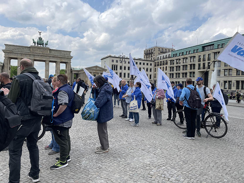 Demonstrant*innen vor dem Brandenburger Tor