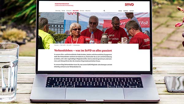 Laptop auf einem Tisch mit der Website des SoVD Berlin-Brandenburg