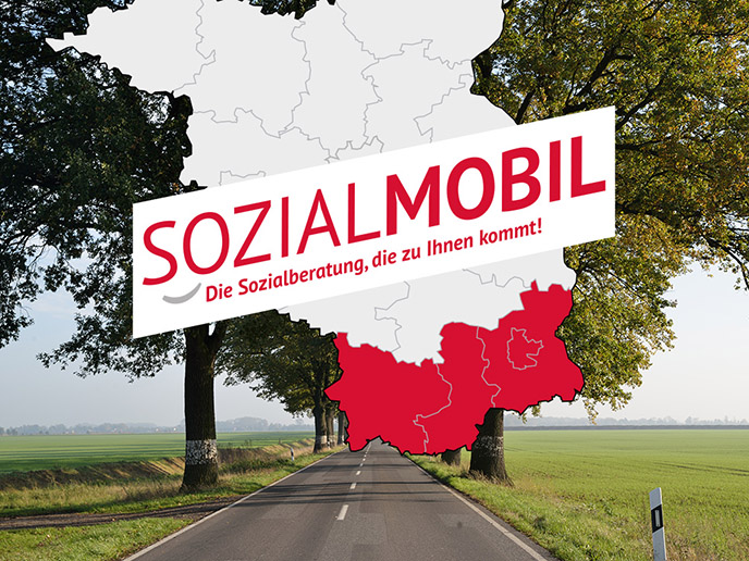 Straßenlage mit Banner: Sozilmobil. "Die Sozialberatung, die zu Ihnen kommt"