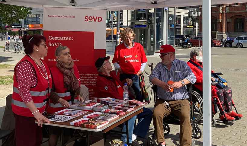 SoVD Mitglieder an einem Infostand. 