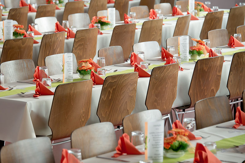 Saal mit Tischen und Stühlen