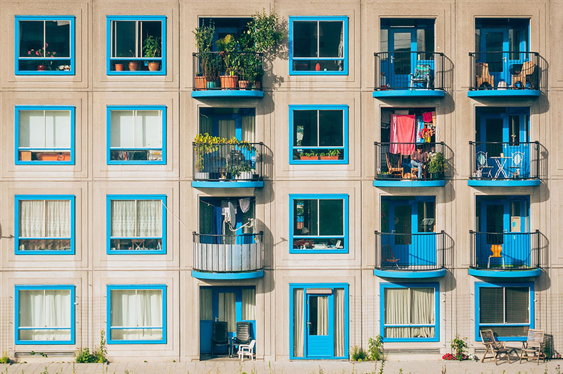 Hausfassade mit Fenstern und Balkonen
