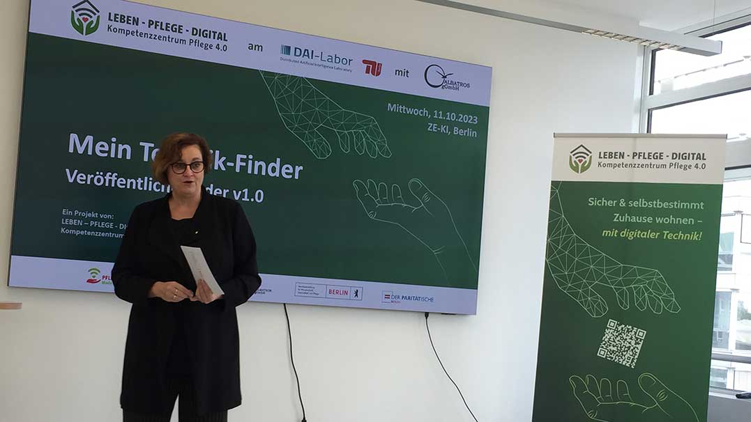 Frau steht vor einer Tafel mit der Aufschrift "Mein Technik-Finder"