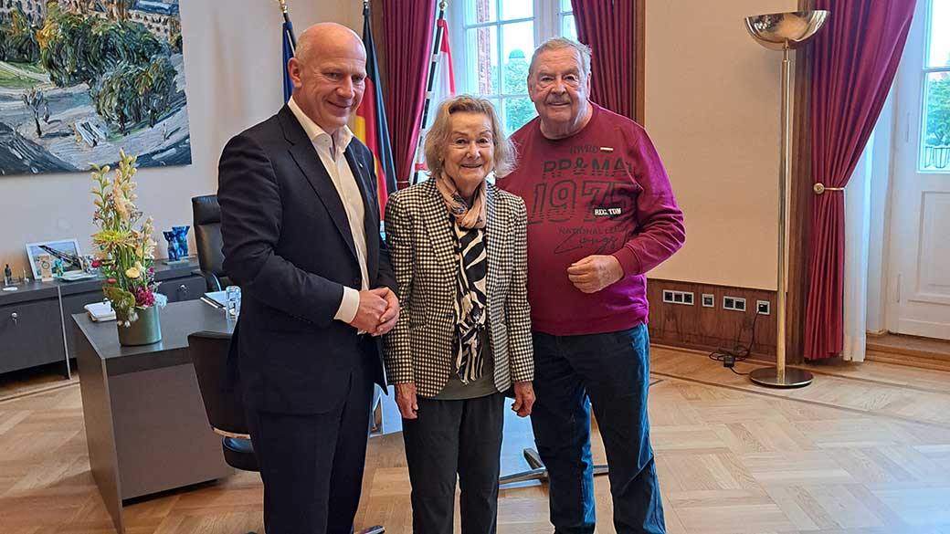 Drei Personen in einem Saal des Roten Rathaus