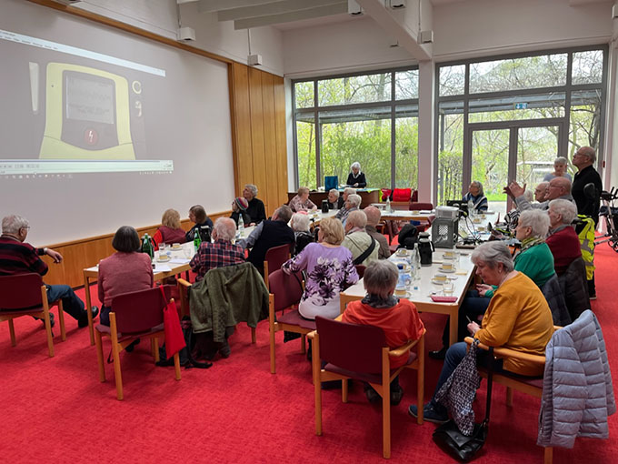 Dozent im voll besetzten Saal