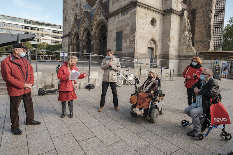 Von links: Kreisvorsitzender Bodo Feilke, Ursula Engelen-Kefer, Jürgen Friedrich, „Rollstuhlaktivistin“ Ursula Lehmann, Heike Ritterbusch, Mitarbeiterin im Landesverband Berlin-Brandenburg, und Jürgen von Rönne, Vorsitzender Ortsverband Charlottenburg.
