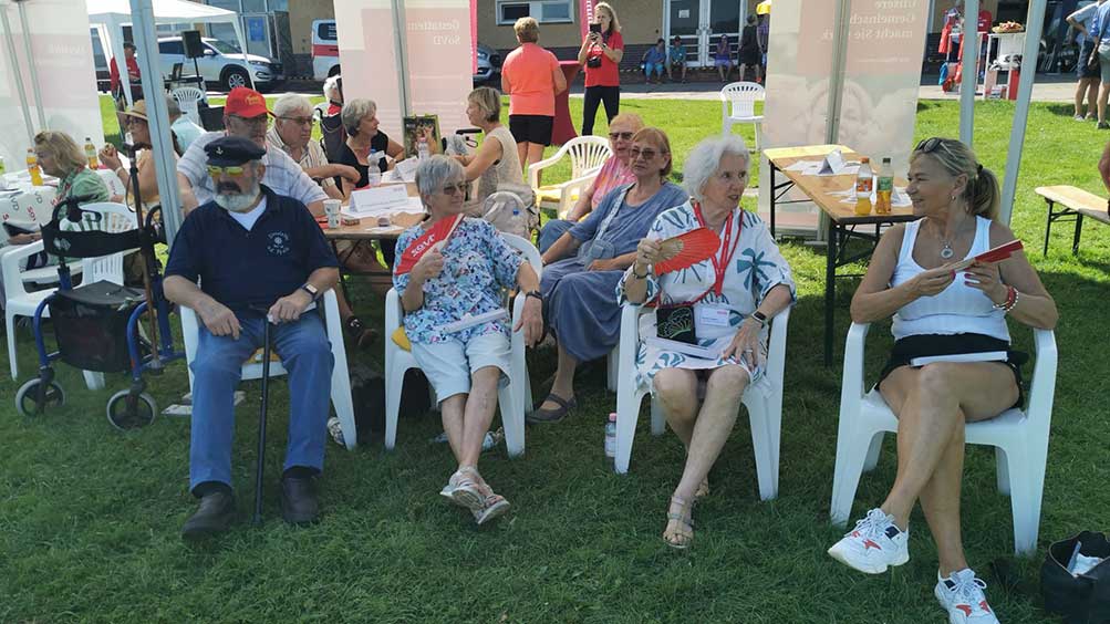 Mehrere Menschen unter einem Pavillon 