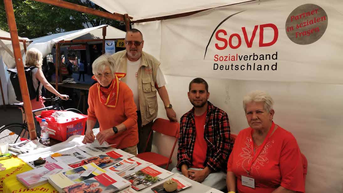 Vier Personen am SoVD-Stand